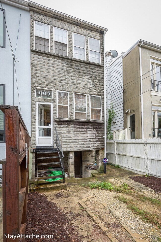 Building Photo - 1737 Swann