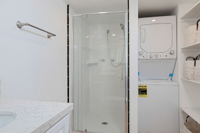 Building Photo - "Delightful 1-Bedroom Apartment in Historic Home!"