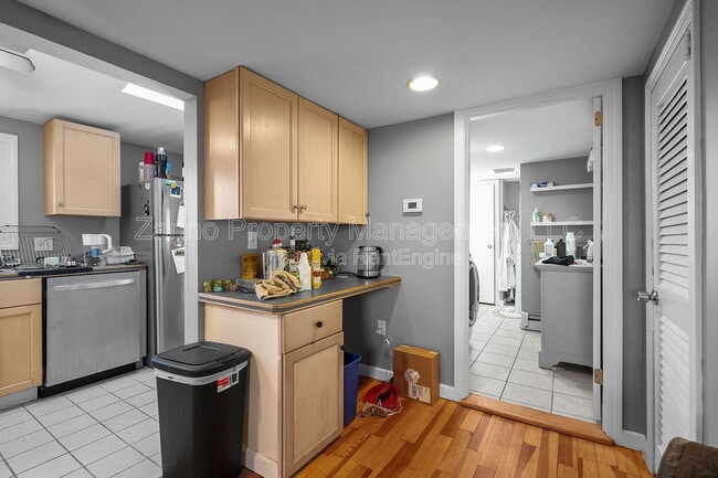 Building Photo - 22-23 Third School St