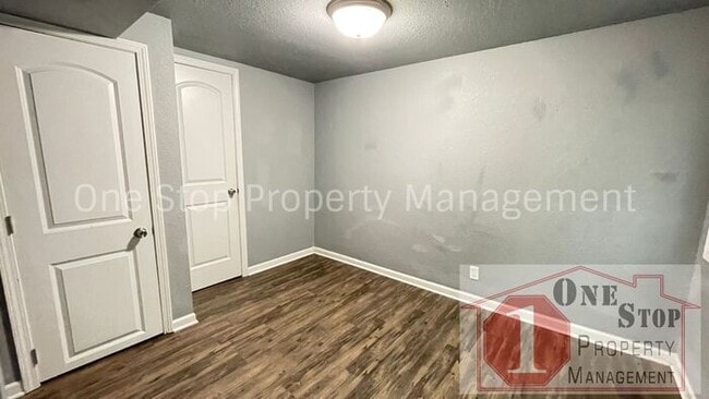 Building Photo - Stunning 3 bedroom, 2 bathroom duplex is L...