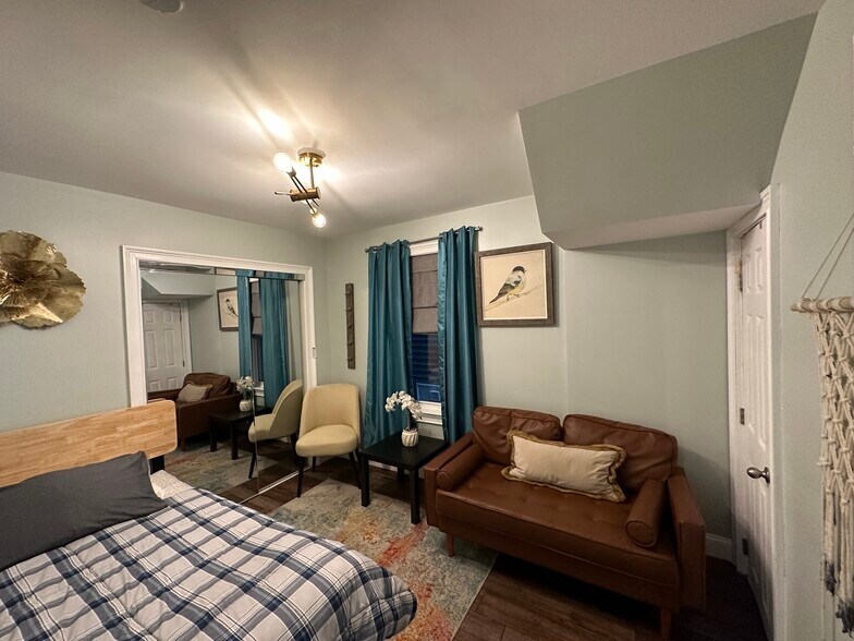 Building Photo - 2 Shelby St