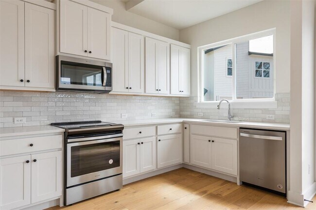 Building Photo - 304 East Dr