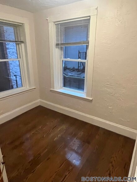 Building Photo - 4 Garden Ct St