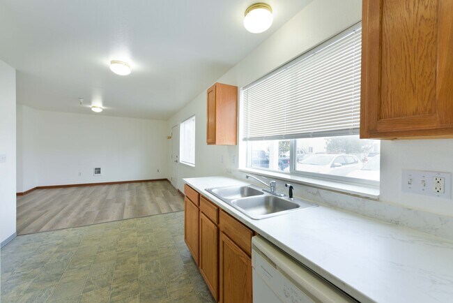 Building Photo - 240 Baker St