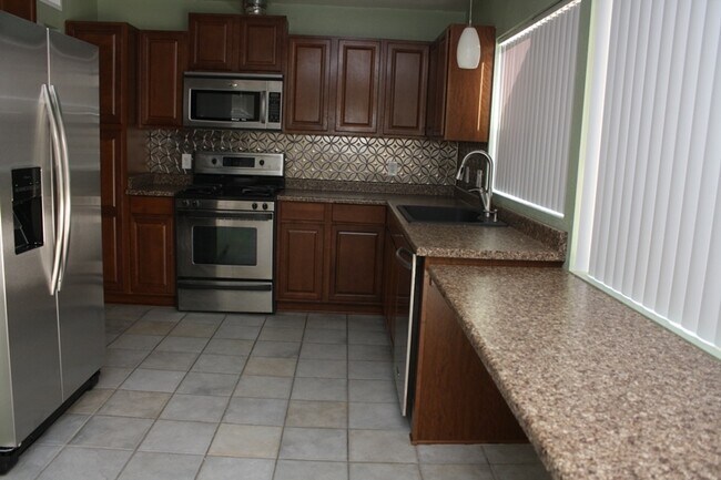 Building Photo - Fabulous 3 bedroom 2 bathroom Big Back Yard