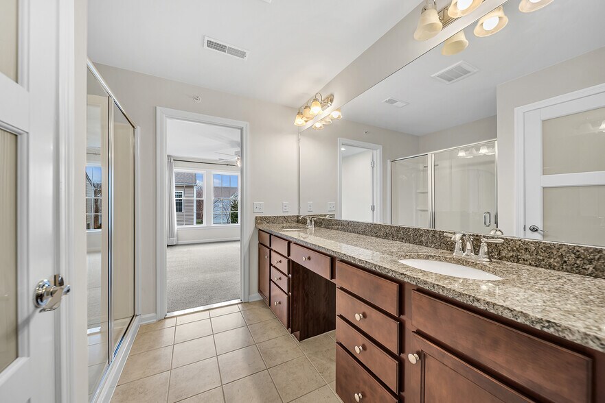 Building Photo - 5 Chestnut Crk