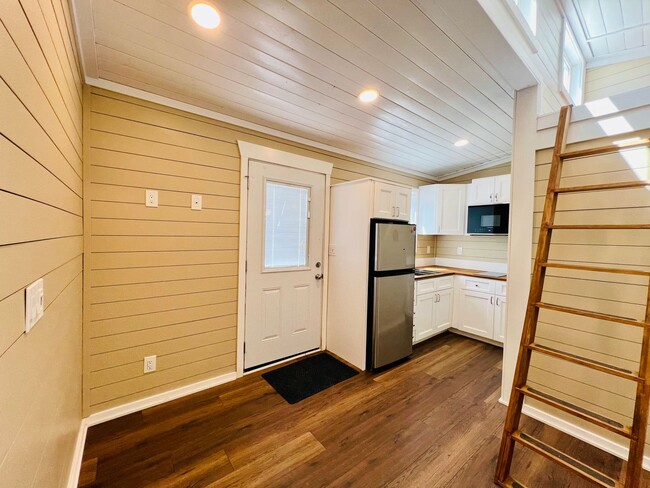 Building Photo - Charming 3 bed/2 bath with detached unit 1...