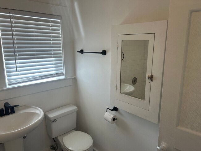 Building Photo - 3 Bedroom Unit Available Now!!