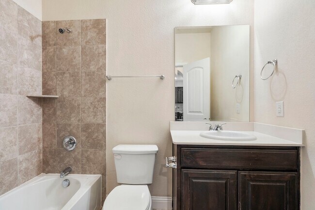 Building Photo - 2640 Venice Dr