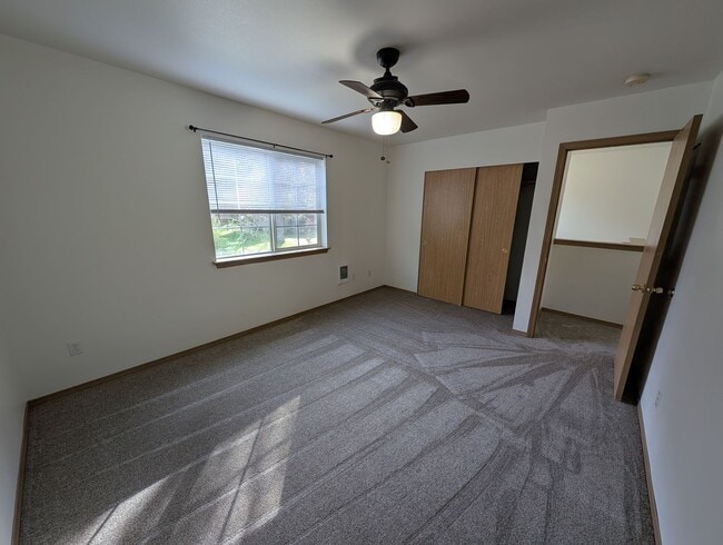 Building Photo - Centrally Located 3 Bedroom Triplex Unit Avail. for Rent - W/S/G paid with rent