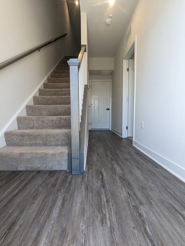 Foyer/Entryway - 4921 Crest View Dr