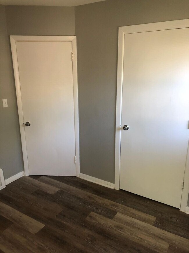 Building Photo - Single Family House with private backyard Available NOW