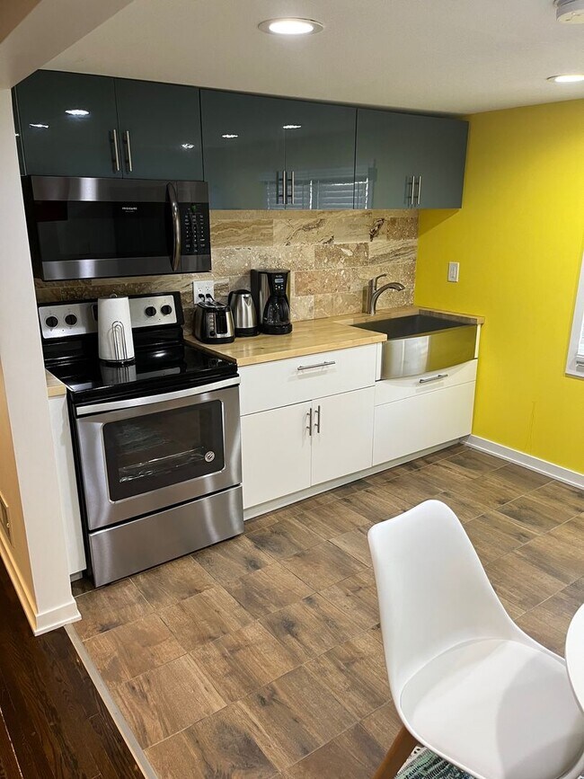 Building Photo - Three Pearls