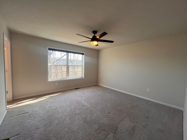 Building Photo - Move- In Ready 3 Bedroom Townhome!