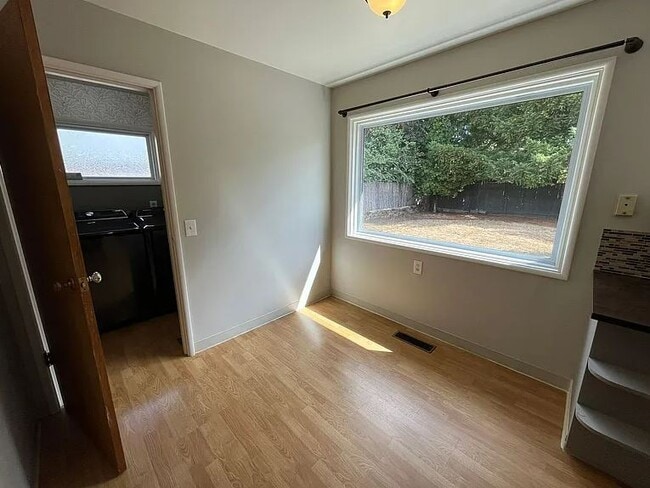 Building Photo - 530 SE 12th Ave