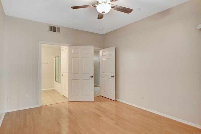 Building Photo - Beautiful  2bed 2bath Gated Community