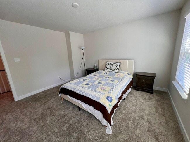 Building Photo - Sewickley - 4 Bedroom 3.5 Bathroom - End U...