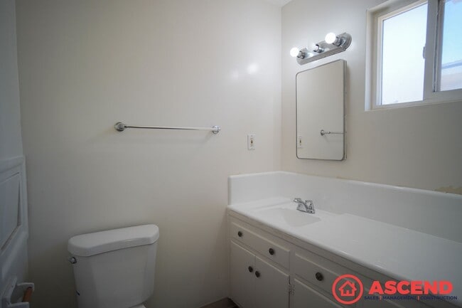 Building Photo - Darling Home in East Bakersfield!