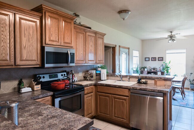 Building Photo - 608 Shady Oak