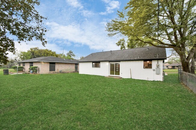 Building Photo - 6411 Hollow Oaks Dr