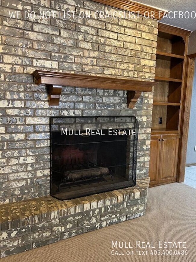 Building Photo - 2824 Silvertree Dr