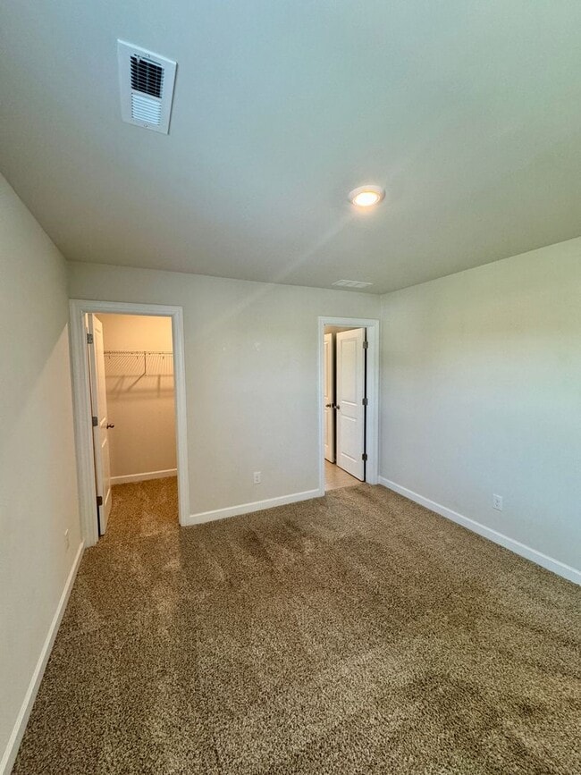 Building Photo - 3BR/2.5BA; Desirable Belmont Location