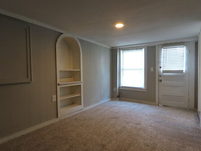 Building Photo - Utilities Included! 1 Bedroom Apartment, D...