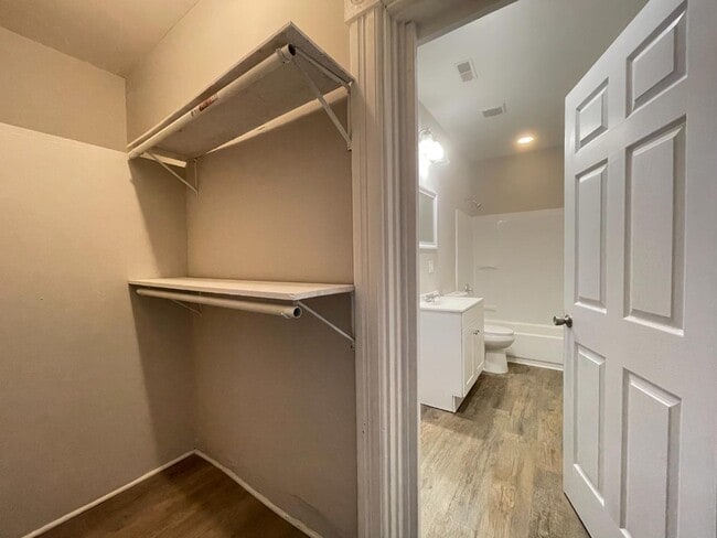 Building Photo - 2259 Loth St