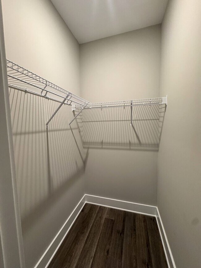 Building Photo - Downtown 4br Home FOR RENT