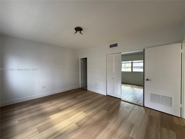 Building Photo - 999 Brickell Bay Dr