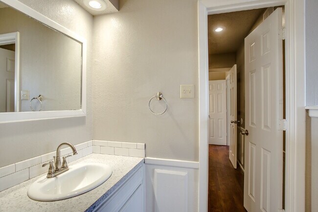 Building Photo - Updated 2 bedroom in Miller School District!