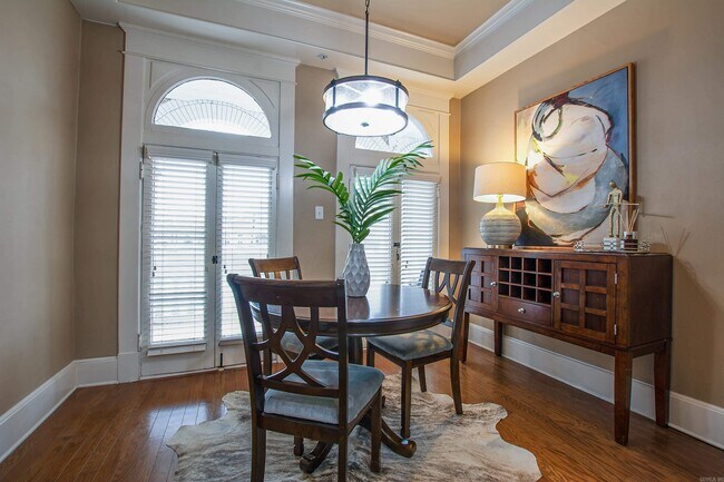 Building Photo - 612 Center St