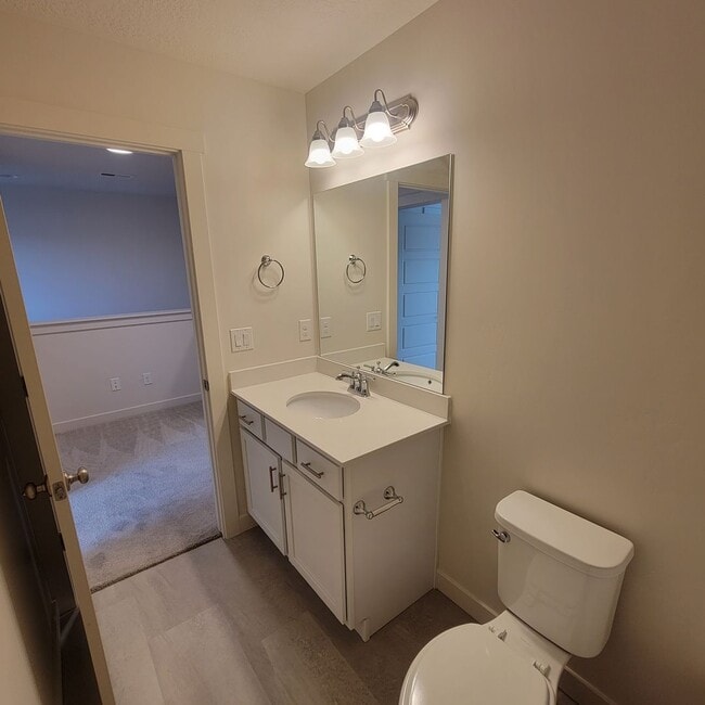 Building Photo - GET THE FIRST MONTHS RENT FOR FREE!!!