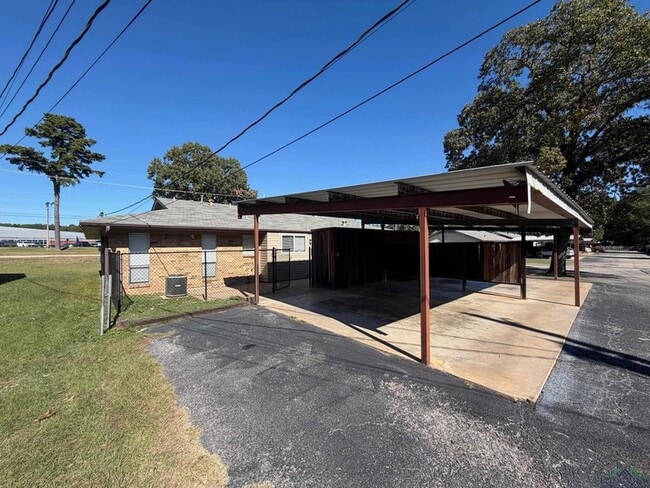 Building Photo - 1114 E Fairmont St