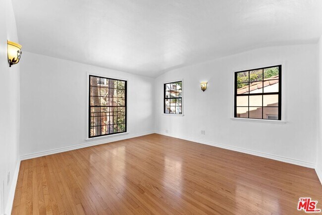 Building Photo - 1328 Sierra Alta Way