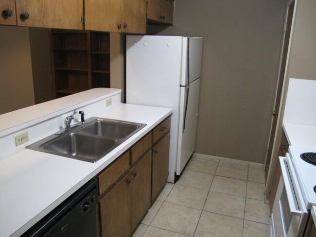 Building Photo - 8111 Ceberry Dr