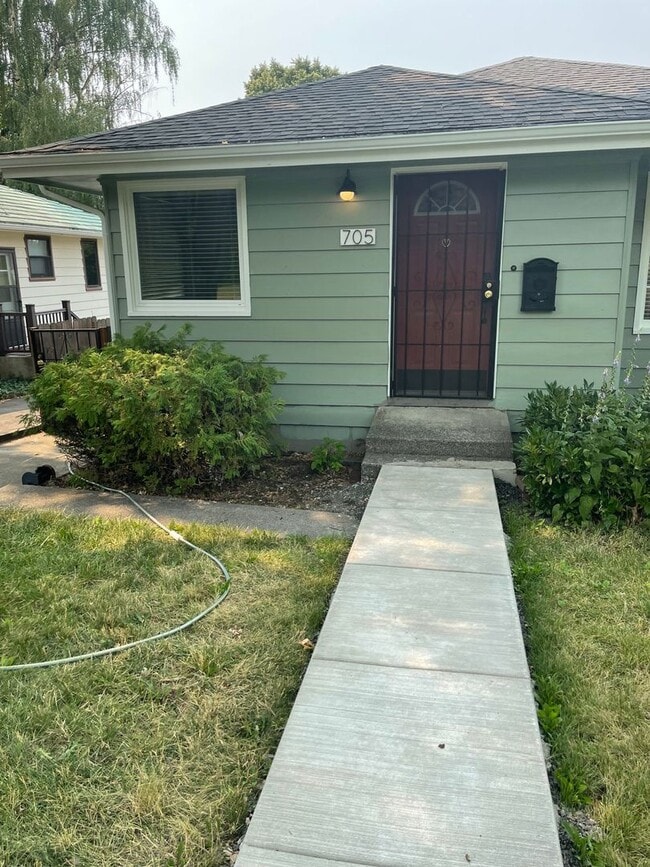 Building Photo - 3 Bedroom, 1.5 bathroom on Pioneer Hill!