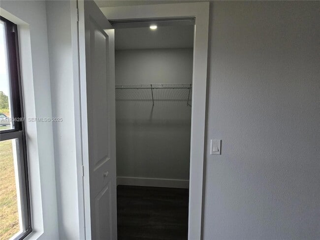 Building Photo - 1605 W 11th St