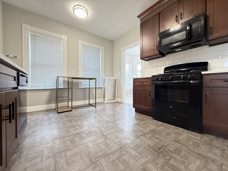 Building Photo - 58 Antwerp St