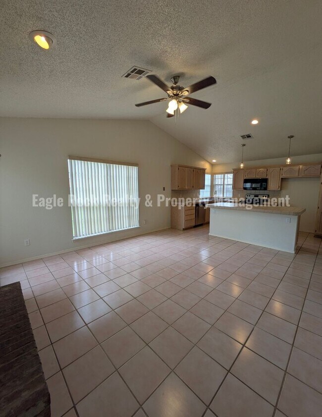Building Photo - 1304 N Umbrella Ave