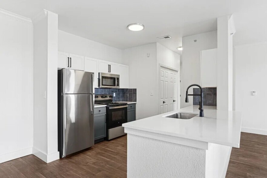 Building Photo - 7301 Oakmont Blvd