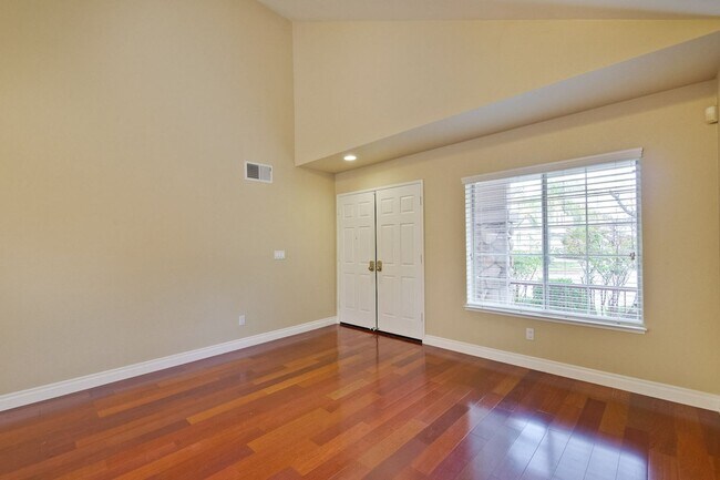 Building Photo - Awesome 3 Bedroom  Home Near Rivermark Plaza!
