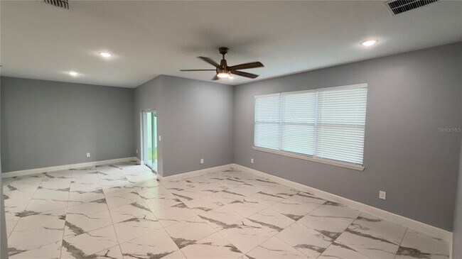 Building Photo - 706 S Thacker Ave