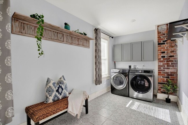 Building Photo - Thomas Square Home