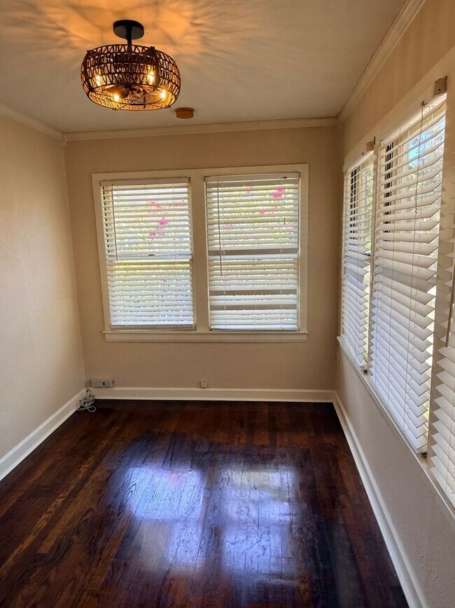 Building Photo - 2 BR/1BA | Bungalow with a bonus room  | Spacious backyard!
