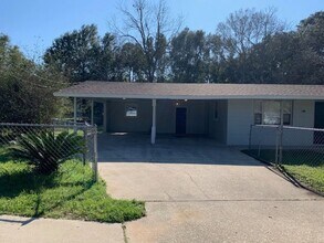Building Photo - Great 2/1 in Pensacola!