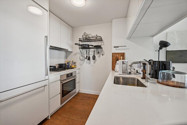 Building Photo - 99 Hudson St