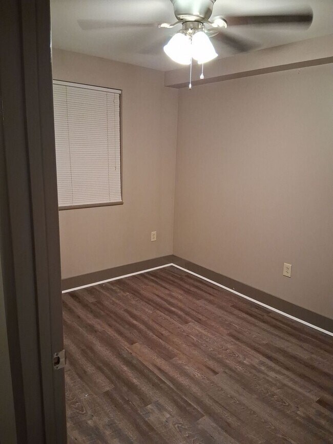 Building Photo - Lake Plaza Condominiums 3BD/2BA FALL for 8...