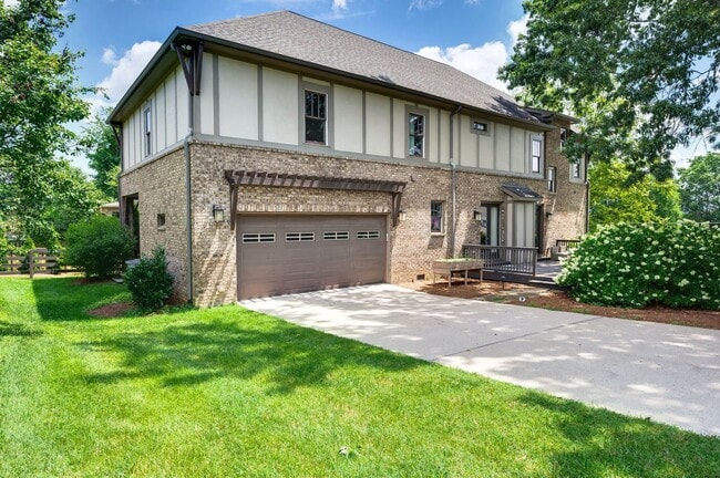 Building Photo - Stunning 4BE/3.5BA home in the heart of Gr...