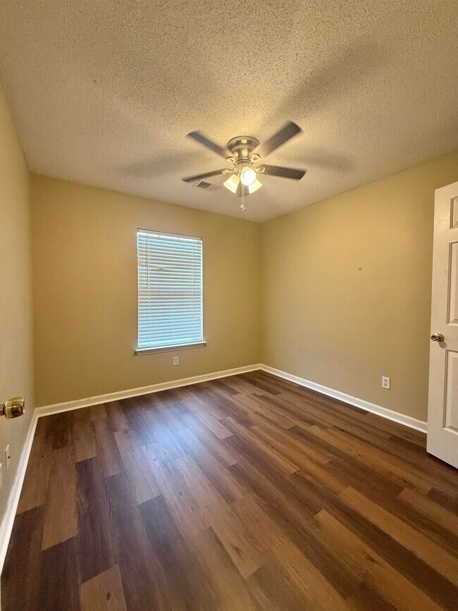 Building Photo - 951 Scofield Dr